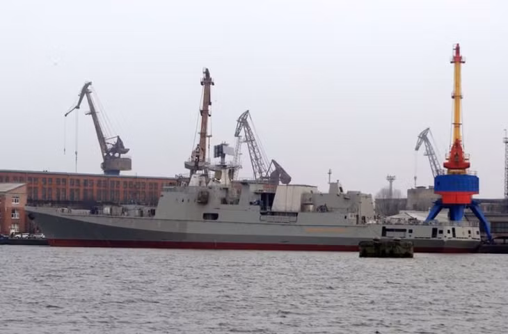 Ban đầu Bộ Quốc phòng Nga đặt hàng nhà máy Yantar đóng mới loạt 6 khinh hạm Dự án 11356M, nhưng chỉ có 3 chiếc đã hoàn thiện để bàn giao, đó là tàu Đô đốc Grigorovich, Đô đốc Essen và Đô đốc Makarov.