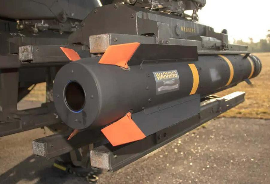 Sự kết hợp này cho phép tên lửa AGM-179A công kích được nhiều mối đe dọa khác nhau trên chiến trường, ngay cả khi chùm tia laser chiếu xạ mục tiêu bị cản trở bởi các yếu tố môi trường như mây mù và bụi.