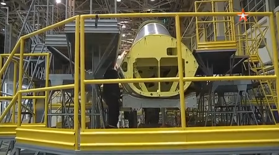 Theo trang Sina của Trung Quốc, tiêm kích Su-57 Felon được không quân Nga dự định sẽ thay thế hoàn toàn cho dòng Su-27 Flanker trong tương lai, đối thủ chính của nó là tiêm kích tàng hình F-22 và F-35 do Mỹ sản xuất.