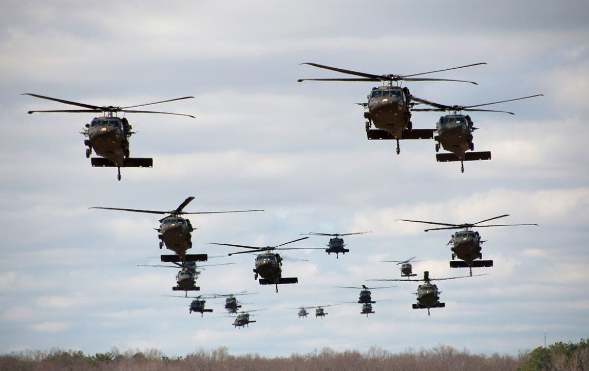 Ở thời điểm hiện tại, quân đội Mỹ sử dụng trực thăng Black Hawk nhiều không kém gì so với trực thăng UH-1 trong Chiến tranh Việt Nam. Nguồn ảnh: Sina.