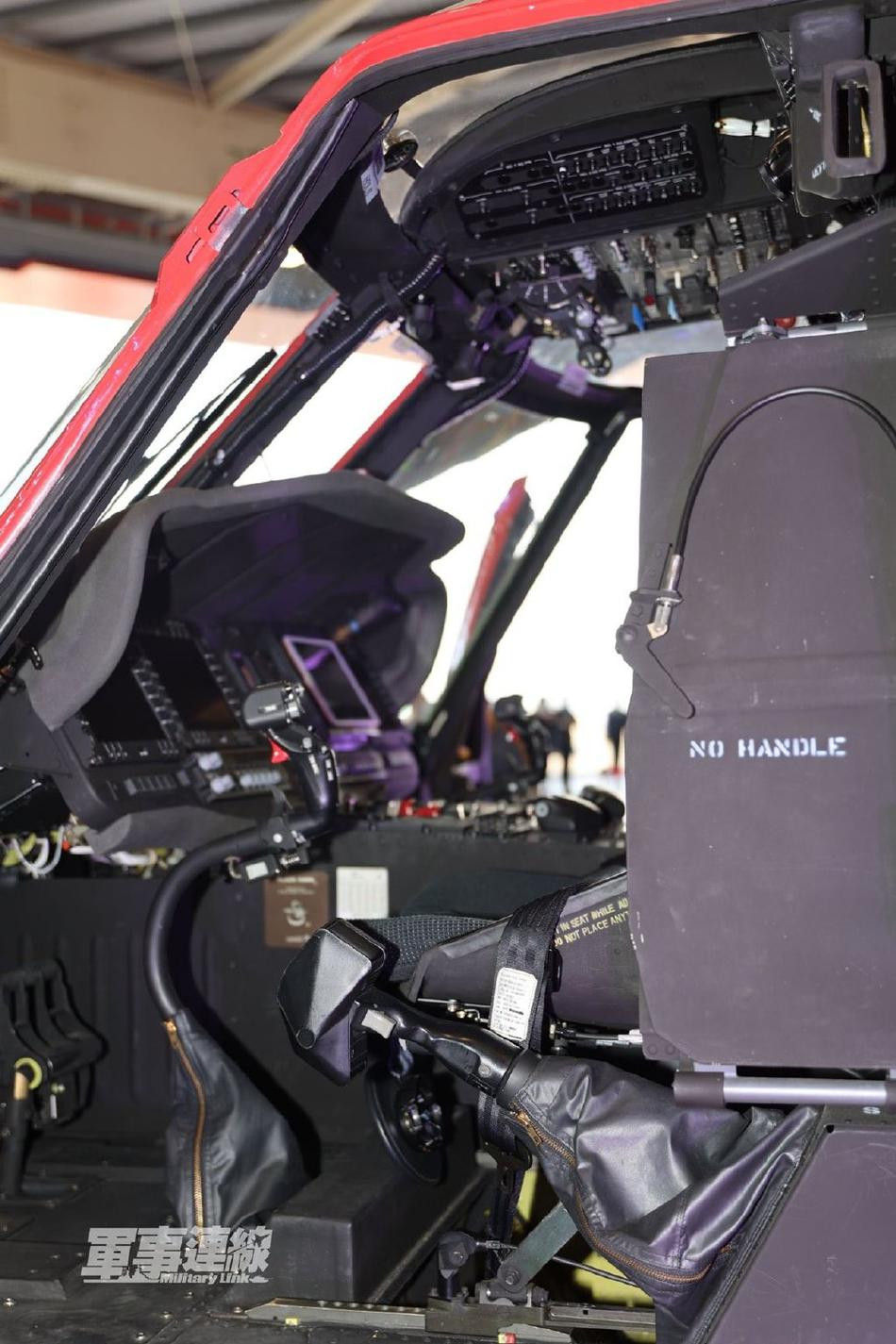 Điểm cải tiến đắt giá nhất của phiên bản này được cho là hệ thống ảnh nhiệt đa chức năng (FLIR) được nhà sản xuất bổ sung thêm. Hệ thống này cho phép phi công có thể điều khiển được trực thăng trong mọi điều kiện thời tiết và ánh sáng với độ chính xác cao. Nguồn ảnh: Sina.