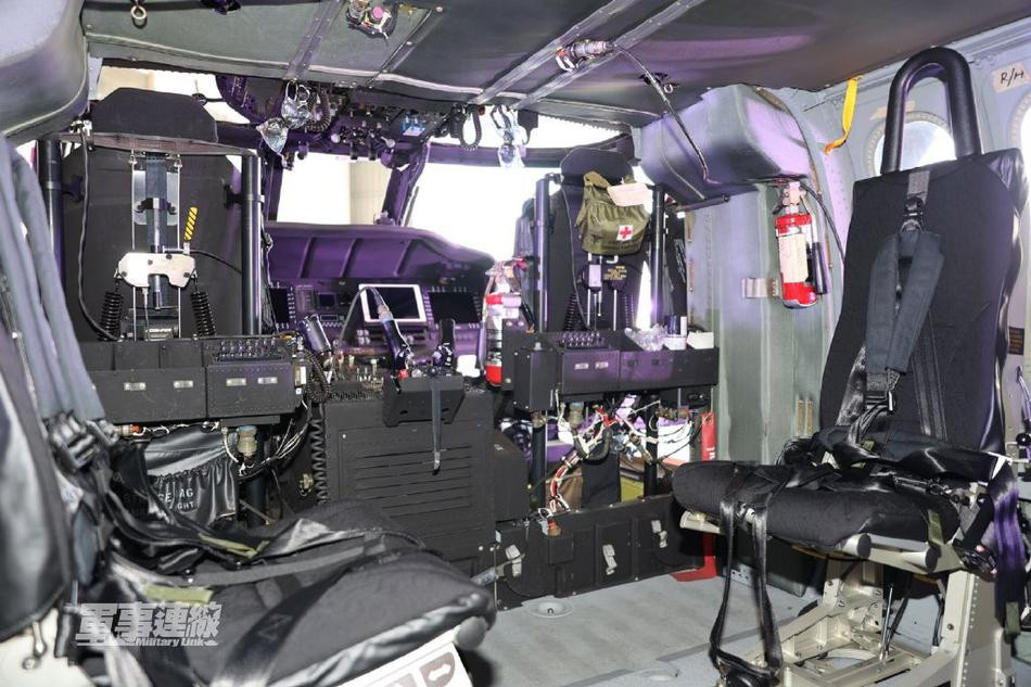 Hệ thống đèn tìm kiếm và cứu hộ cũng được cải tiến, cho phép phi công chuyển sang chế độ đèn hồng ngoại và kết hợp với hệ thống FLIR, gia tăng hiệu quả tìm kiếm trong nhiệm vụ cứu hộ. Nguồn ảnh: Sina.