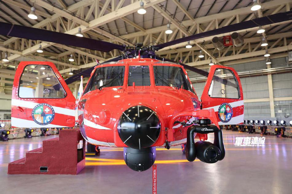 Toàn bộ hệ thống vệ tinh liên lạc, đèn cứu hộ kết hợp với hệ thống camera ảnh nhiệt và hồng ngoại được đặt ở phía mũi chiếc Black Hawk hạng nặng. Nguồn ảnh: Sina.