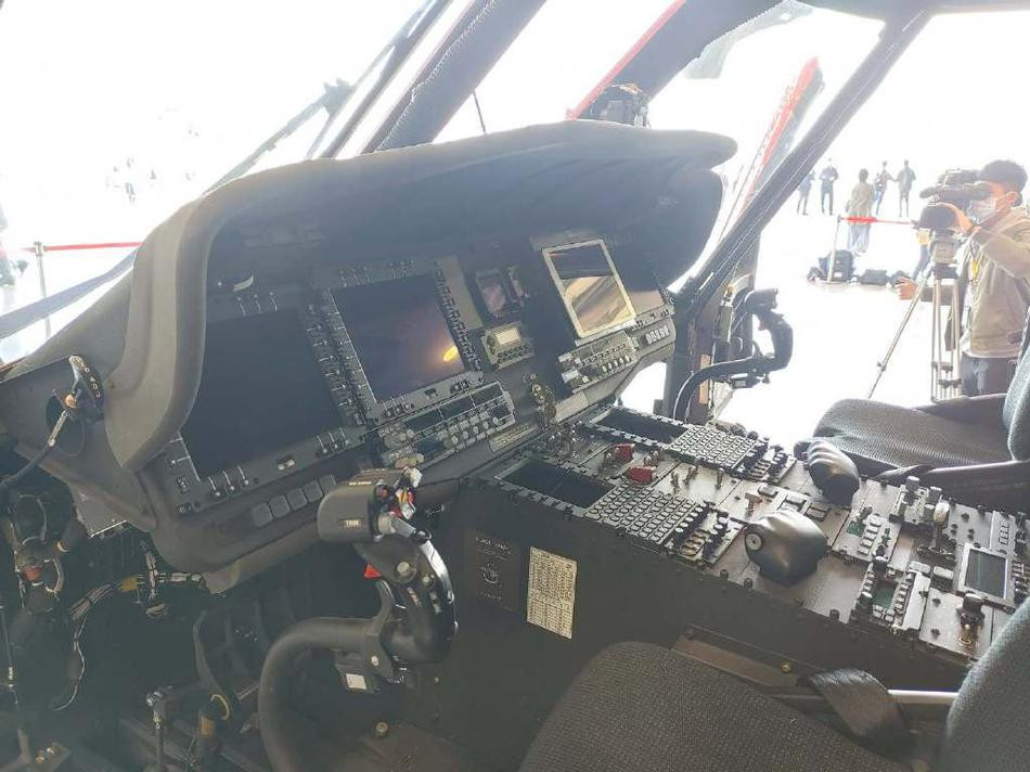 Khoang điều khiển cải tiến của trực thăng Black Hawk hạng nặng với nhiều thiết bị điện tử được bổ sung thêm. Nguồn ảnh: Sina.