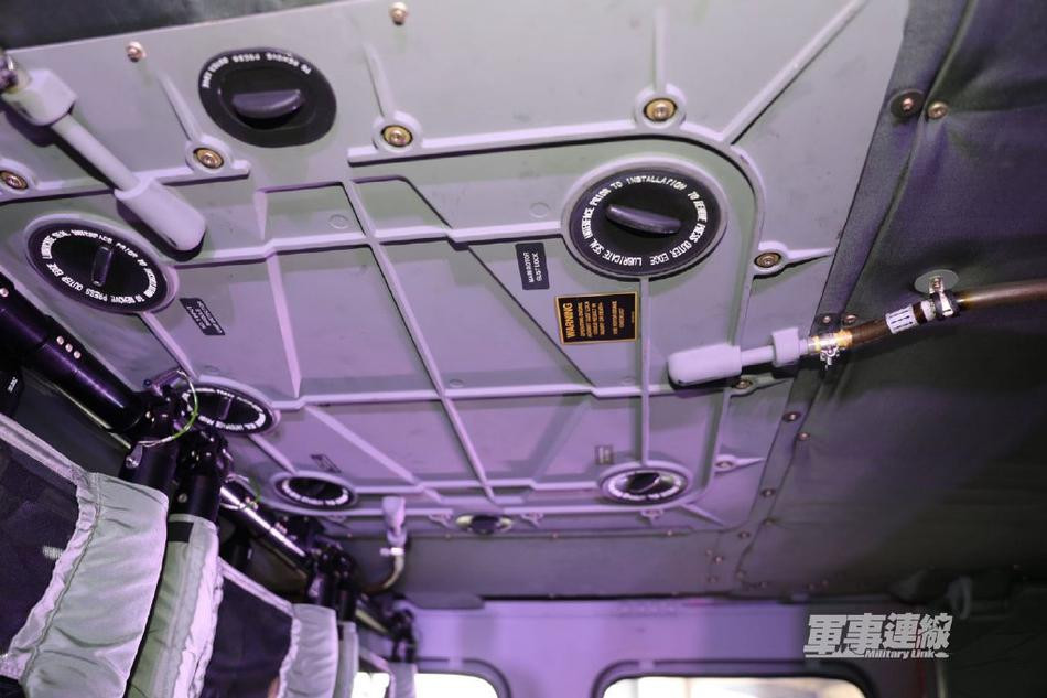 Ở khoang hành khách, trực thăng Ó Đen hạng nặng cũng được bố trí thêm nhiều cửa thoát hiểm, cho phép người ngồi trong trực thăng có thể dễ dàng thoát ra ngoài trong trường hợp máy bay rơi hoặc gặp sự có va đập, khiến cửa chính bị móp, méo và không thể mở được. Nguồn ảnh: Sina.