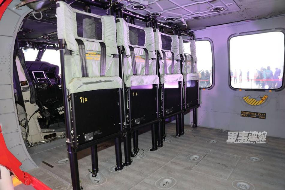 Khoang hành khách của trực thăng Ó Đen hạng nặng bản nâng cấp được bố trí rất gọn gàng, có thể đảm nhận nhiệm vụ vận tải rất tốt do ghế ngồi có khả năng gập gọn gàng. Nguồn ảnh: Sina.