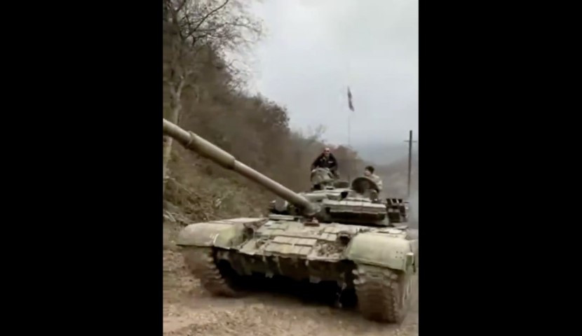 Chuyên gia quân sự cho biết, sẽ rất nguy hiểm nếu phía Azerbaijan tận dụng tuyến đường cao tốc 10 km trong lãnh thổ Armenia làm bàn đạp, để tiến quân sâu hơn vào lãnh thổ quốc gia này.