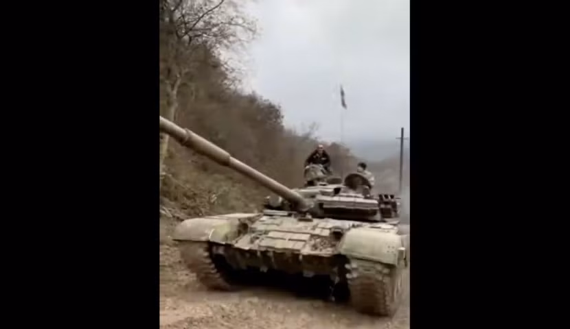 Chuyên gia quân sự cho biết, sẽ rất nguy hiểm nếu phía Azerbaijan tận dụng tuyến đường cao tốc 10 km trong lãnh thổ Armenia làm bàn đạp, để tiến quân sâu hơn vào lãnh thổ quốc gia này.