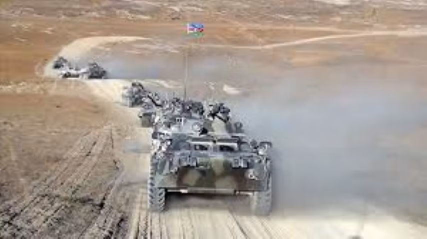 Thậm chí, phía quân đội Azerbaijan còn kéo theo hàng dài các loại thiết giáp và thiết bị quân sự, tràn vào lãnh thổ Armenia, dù lực lượng này trước đó chưa hề vấp phải sự phản kháng của quốc gia láng giềng.