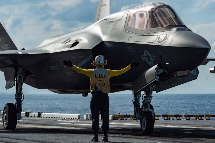 Hiện, vẫn chưa rõ có những ai sẽ phải chịu trách nhiệm cho vụ tai nạn tiêm kích F-35B lần này, vì rõ ràng vụ tai nạn này là do lỗi con người. Nguồn ảnh: Pinterest.