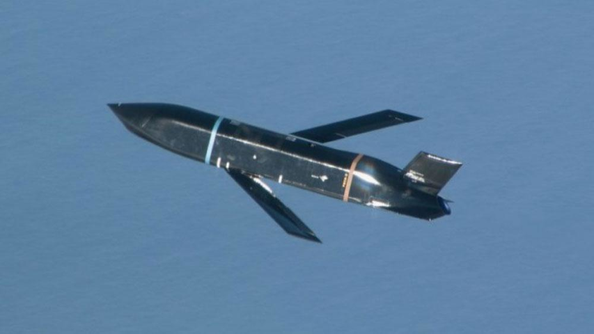 Gần đây máy bay ném bom B-1B thường xuyên thực hành những cuộc tấn công bằng tên lửa LRASM, các nhà quan sát cho rằng, để tấn công hạm đội Nga, Lancer thậm chí không cần áp sát không phận Nga.