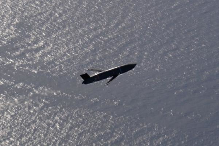 “Một cặp B-1 có thể bắn 48 tên lửa chống hạm LRASM vào Hạm đội Baltic của Nga. Có lẽ điều này đã đủ để đánh chìm toàn bộ hạm đội trong một đợt tấn công và loại bỏ mối đe dọa chính đối với các tàu chiến Mỹ và đồng minh trong khu vực", Forbes nói rõ.