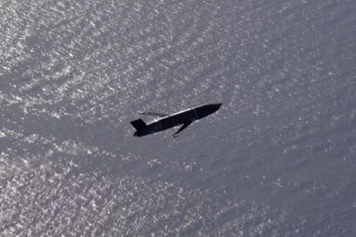 “Một cặp B-1 có thể bắn 48 tên lửa chống hạm LRASM vào Hạm đội Baltic của Nga. Có lẽ điều này đã đủ để đánh chìm toàn bộ hạm đội trong một đợt tấn công và loại bỏ mối đe dọa chính đối với các tàu chiến Mỹ và đồng minh trong khu vực", Forbes nói rõ.