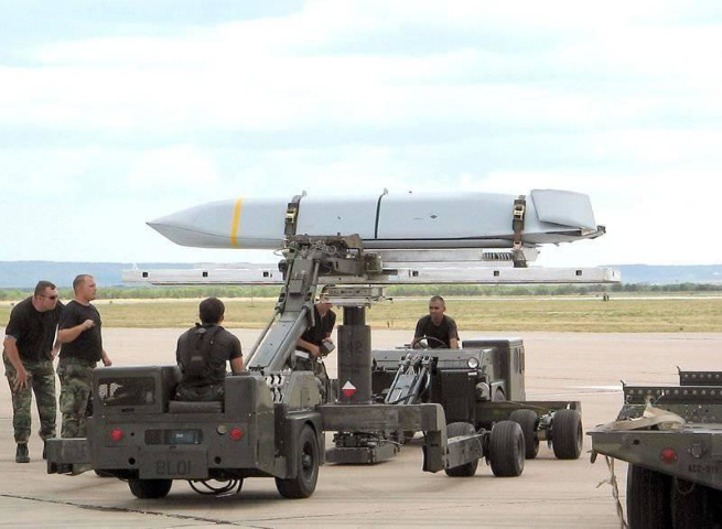 Vì vậy, cùng lúc 4 máy bay ném bom B-1B Lancer vào đầu tháng 10 đã được triển khai tới căn cứ Không lực Hoàng gia Anh ở Fairford, và vào ngày 19/10, 2 chiếc B-1B khác bay về phía Biển Đen dưới sự bảo vệ của tiêm kích Ba Lan và Romania.