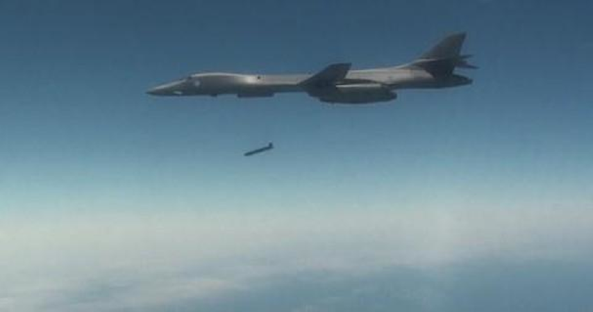 “B-1 vào năm 2017 đã có khả năng mang tên lửa chống hạm tầm xa thế hệ mới LRASM được tích hợp nhiều công nghệ cao, tối ưu hóa cho việc đánh bại tàu chiến địch". Theo thông tin của Forbes, B-1B có thể mang tới 24 tên lửa.