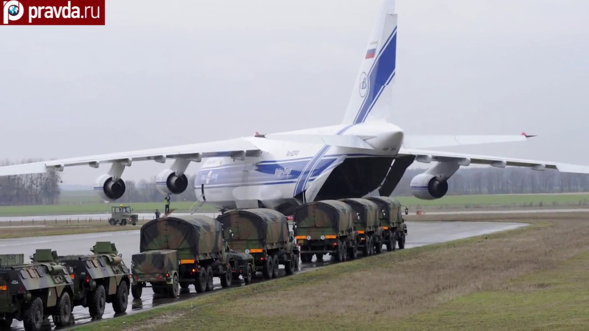 Ba vận tải cơ bao gồm một máy bay vận tải hạng nặng An-124 kèm theo hai máy bay vận tải Il-76.