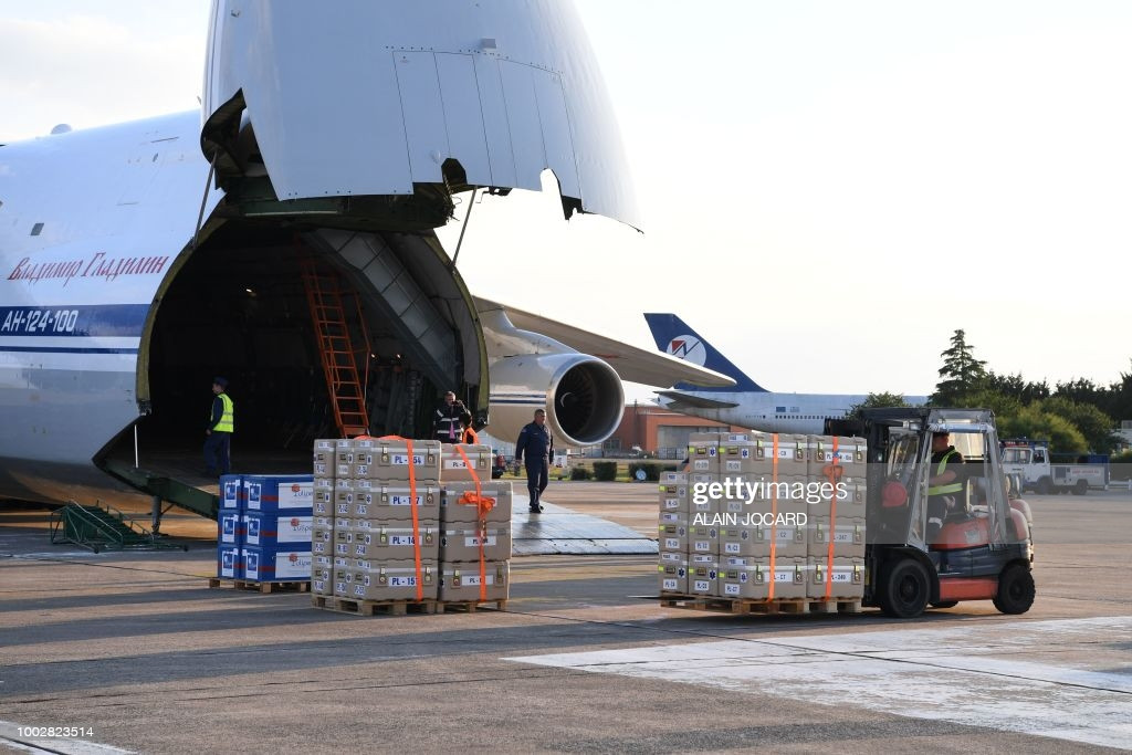 Ngoài ra, trong các nhiệm vụ vận tải, máy bay An-124 còn cần thêm hai kỹ sư vận tải có nhiệm vụ xếp hàng hóa trên máy bay, đảm bảo được độ cân bằng của chiếc vận tải cơ này khi hoạt động.