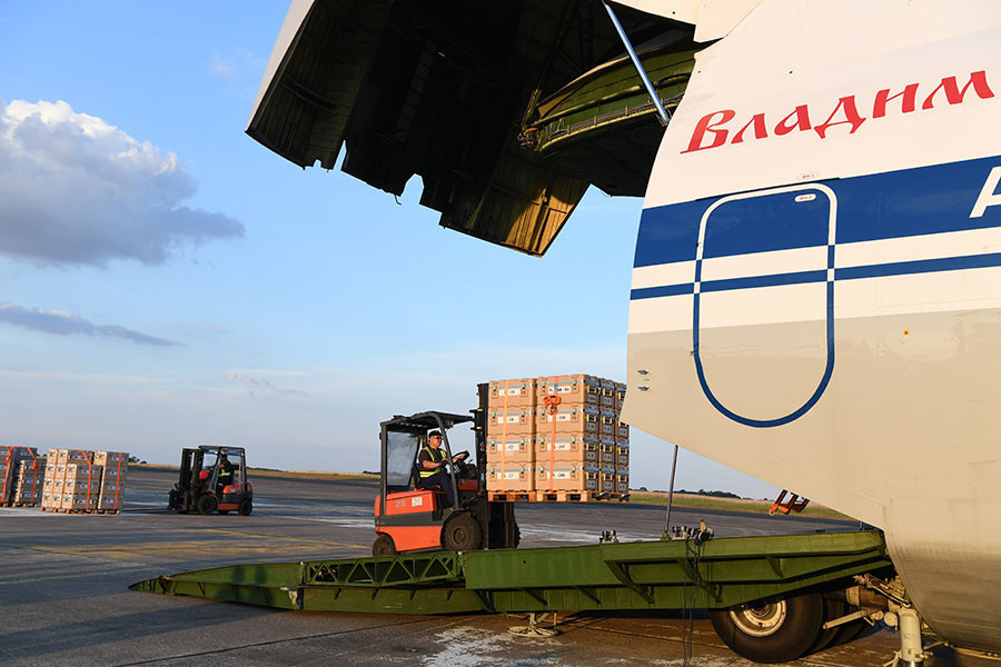 Máy bay vận tải An-124 có khả năng cất cánh với trọng lượng tối đa lên tới 400 tấn, trong đó có thể bao gồm 350 hành khách hoặc 150 tấn hàng hóa các loại.