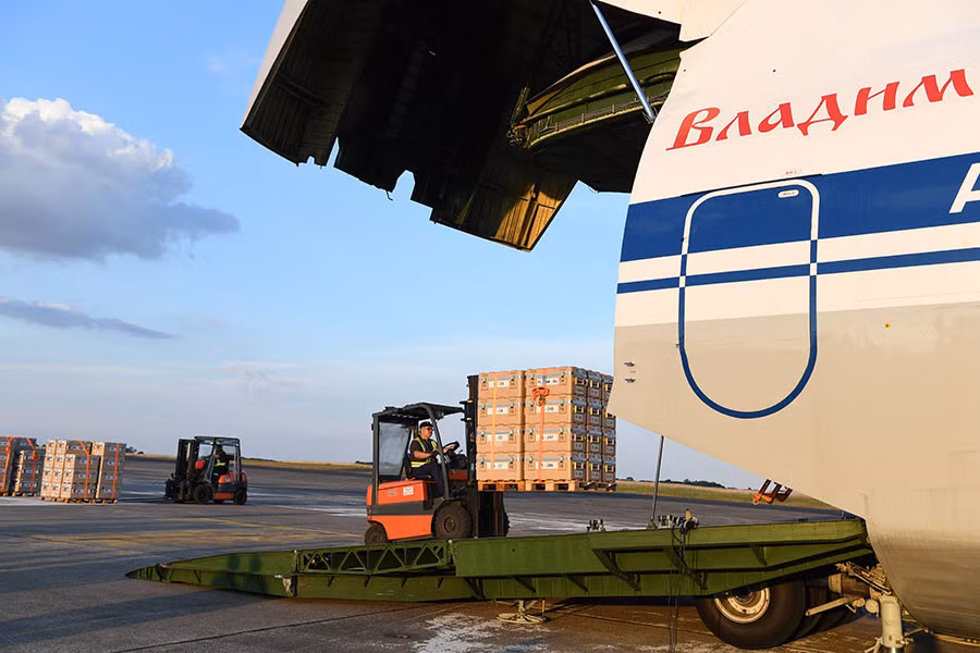 Máy bay vận tải An-124 có khả năng cất cánh với trọng lượng tối đa lên tới 400 tấn, trong đó có thể bao gồm 350 hành khách hoặc 150 tấn hàng hóa các loại.