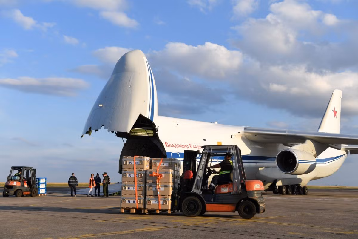 Nhiều nguồn tin cho biết, lô hàng lần này được Nga chuyển sang Syria bao gồm các tổ hợp tên lửa phòng không, máy bay chiến đấu cùng với trực thăng.