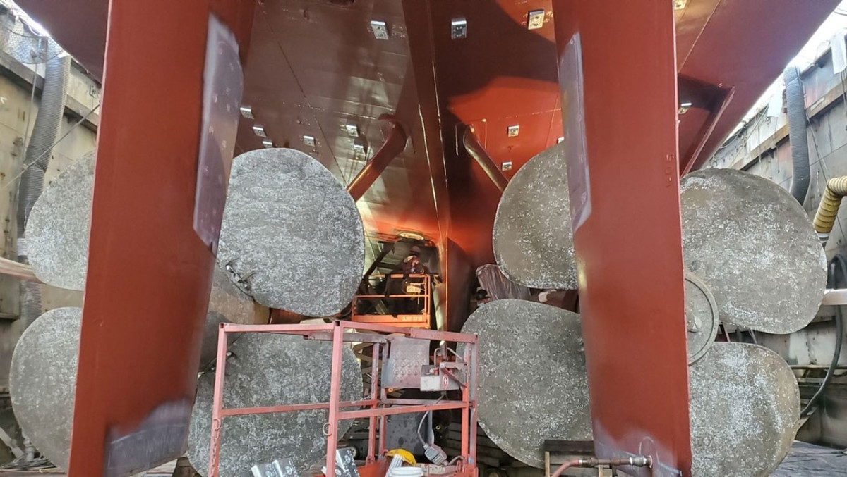 Trước khi bàn giao, phía bạn đã tiến hành sửa chữa lớn cho tàu, bao gồm việc bảo dưỡng các chi tiết quan trọng, sơn lại thân vỏ, hệ thống chuyển động và đặc biệt là tháo bỏ một vài trang bị vũ khí trên tàu.