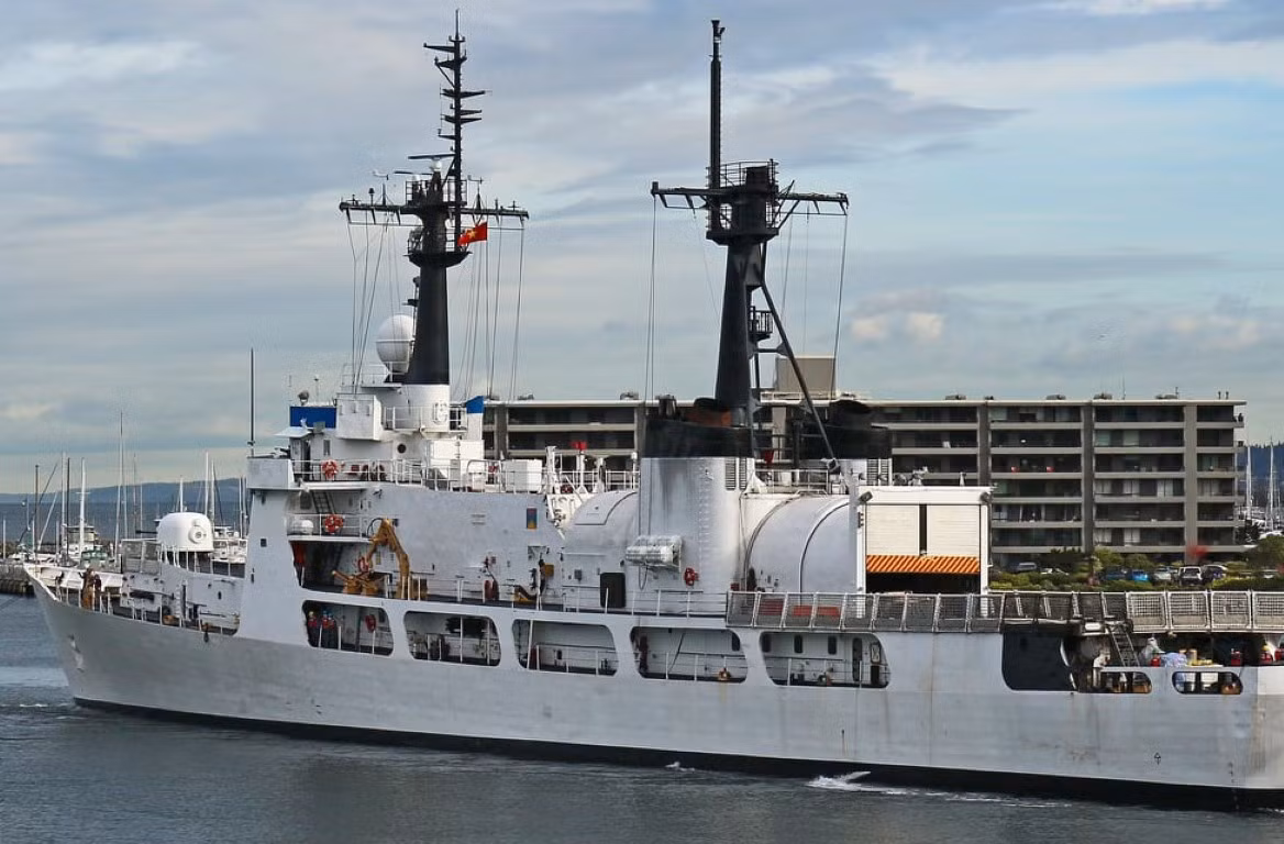 Cả hai tàu tuần duyên lớp Hamilton đều được Mỹ bàn giao cho Việt Nam trong khuôn khổ "Chương trình bán trang bị quốc phòng dư thừa". Theo đó, chiếc đầu tiên được Mỹ bàn giao cho Việt Nam, mang số hiệu 8020.