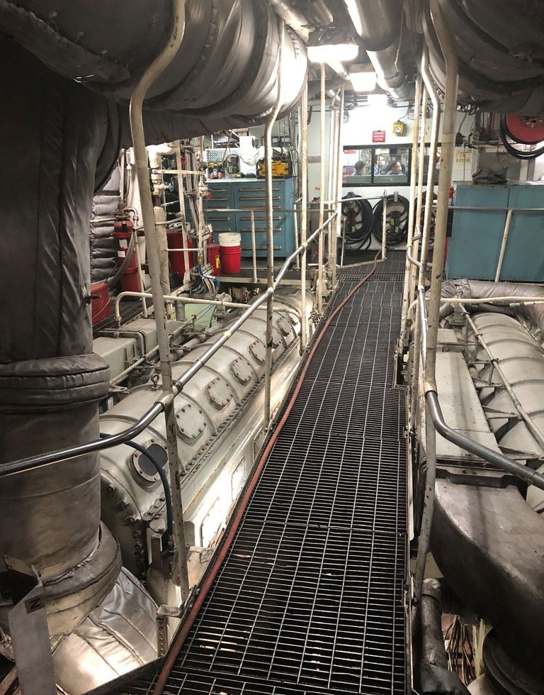 Cận cảnh khoang máy của tàu CSB 8021 trong thời gian được phía bạn sửa chữa, chuẩn bị được bàn giao cho lực lượng Cảnh sát biển Việt Nam.