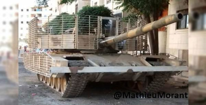 Cụ thể, phía trên tháp pháo xe tăng xuất hiện một lồng thép rất đặc biệt, được cấu tạo từ các thanh thép kết nối với nhau nhằm hình thành nên lớp giáp phụ tương tự như phần giáp lồng bố trí phía đuôi xe.