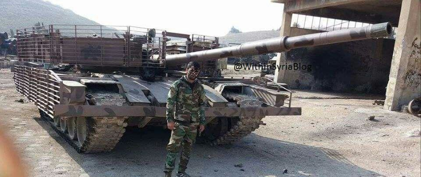 Trong bức ảnh được giới thiệu, thể thấy hậu quả của việc tên lửa chống tăng bắn trúng tháp pháo xe tăng. Đòn tấn công được thực hiện từ khoảng cách 1,5 km, liều nổ lõm đã xuyên thủng cả cấu trúc bổ sung và giáp chính của chiếc MBT.