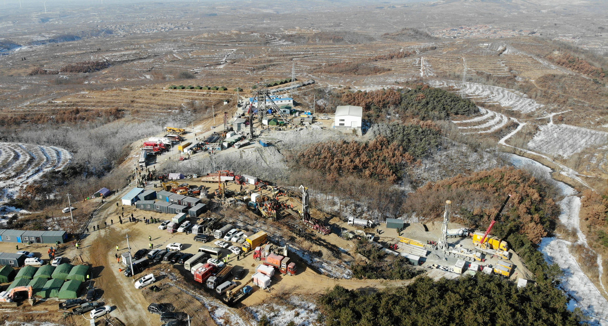 Chính quyền tỉnh Sơn Đông đang chạy đua với thời gian trong nỗ lực giải cứu những người thợ đào vàng bị mắc kẹt sau vụ sập hầm hồi 10/1 vừa rồi.