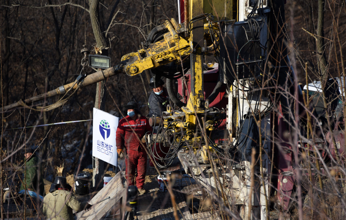 Nhiều máy khoan được sử dụng liên tục nhằm tạo ra nhiều hướng tiếp cận khác nhau tới vị trí người bị nạn.