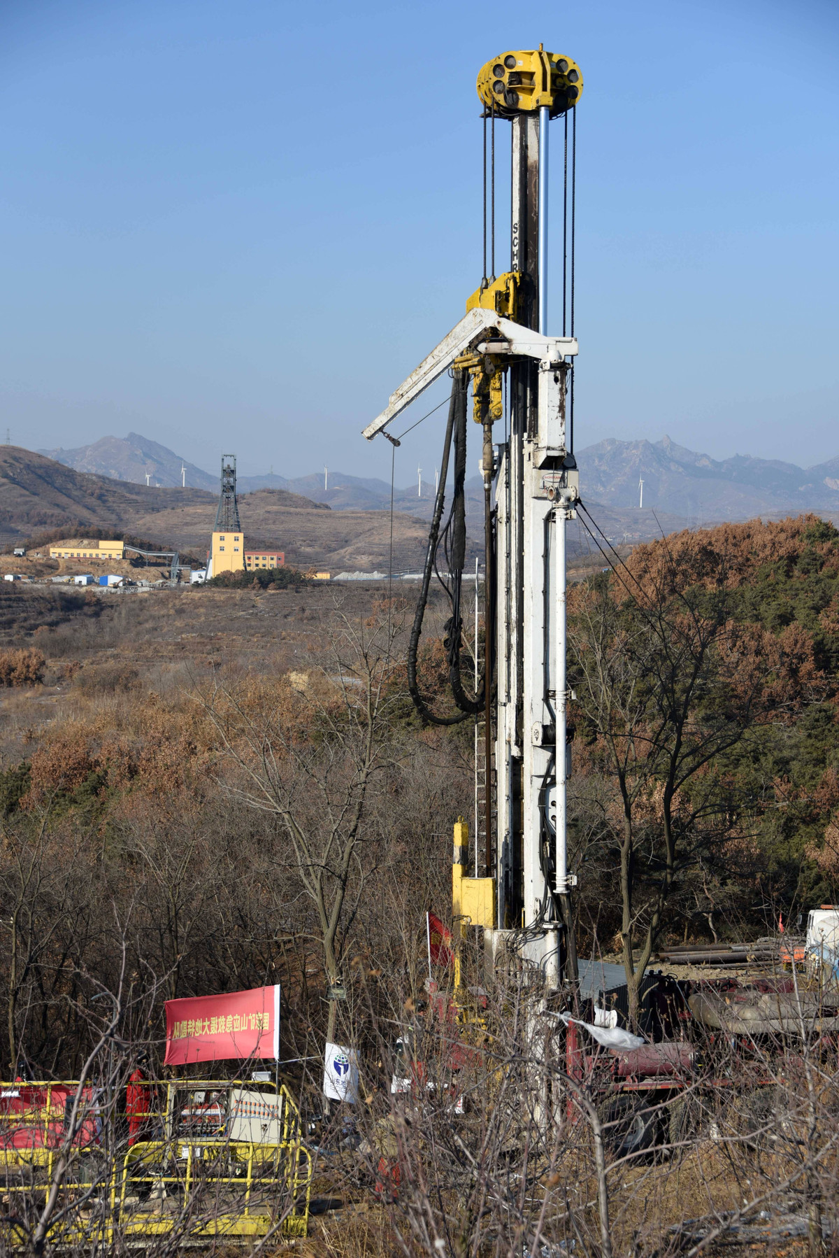 Trước đó vào lúc 14:00 ngày 10/1, một vụ nổ đã xảy ra ở Tây Thành, Thành phố Yên Đài. Vụ nổ cách lối vào 240 mét khiến hầm đào vàng bị sập, bên trong hầm khi đó có 22 thợ đào vàng làm việc cách cửa hầm 600 mét. Nguồn ảnh: Xinhuan.