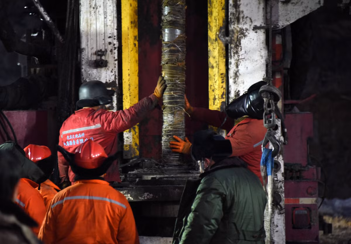 Một mảnh giấy từ những người mắc kẹt đã được gửi lên phía trên qua lỗ khoan đầu tiên, cho biết bên trong có 10 người còn sống, trong số này có 4 người bị thương, 3 người bị huyết áp cao và yêu cầu hỗ trợ thuốc men khẩn cấp.