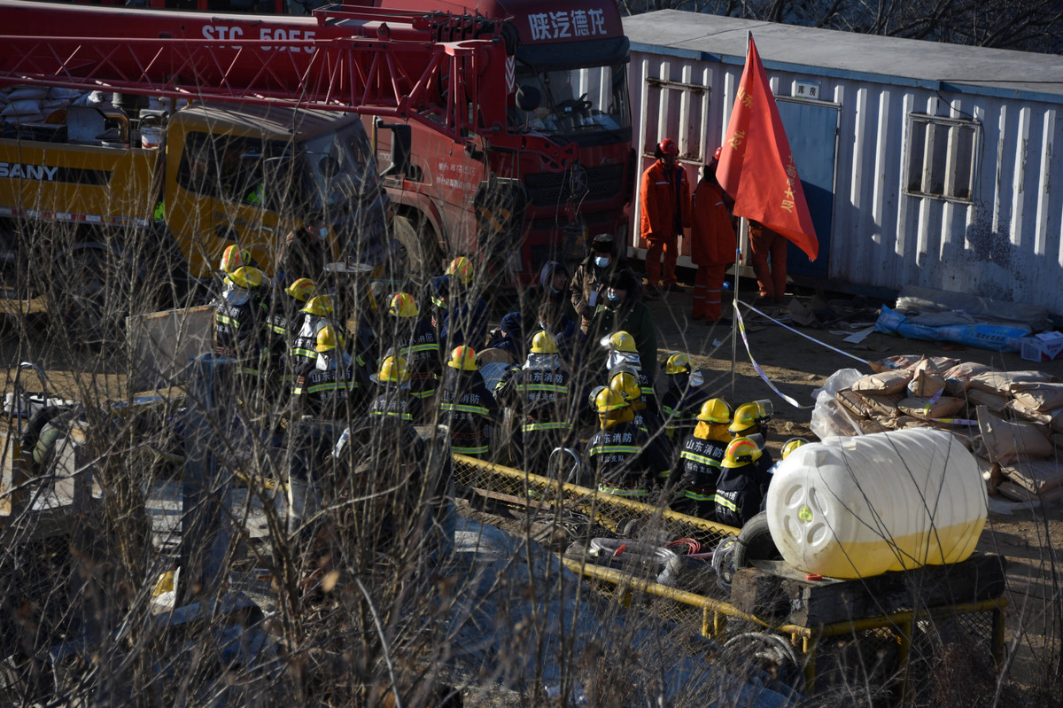 Truyền thông Trung Quốc cho biết, chỉ cần quá trình tìm kiếm còn được diễn ra, hy vọng vẫn sẽ còn và những người mắc kẹt vẫn có cơ hội được cứu sống.