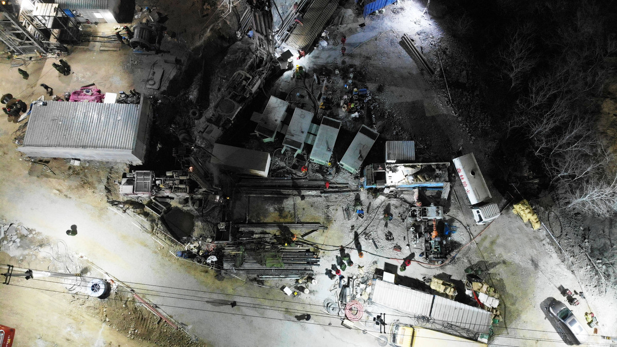 Sau một tuần khoan liên tục, tới hôm 17/1 vừa rồi - nghĩa là 7 ngày sau khi xảy ra vụ việc - lực lượng cứu hộ đã khoan được một lỗ chính xác tới vị trí của những người đang mắc kẹt và nhận được những lời cầu cứu đầu tiên.