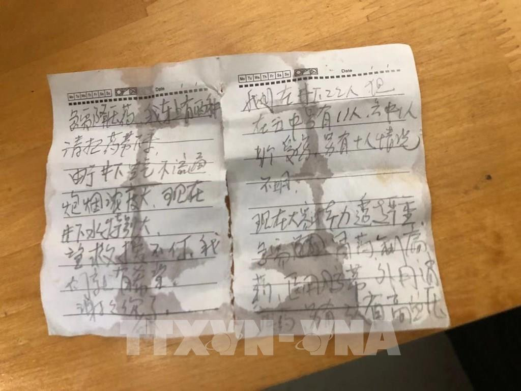 Mảnh giấy kêu cứu được những người mắc kẹt dưới lòng đất gửi lên ngay sau khi mũi khoan đầu tiên đi trúng đích. Nguồn ảnh: TTXVN.