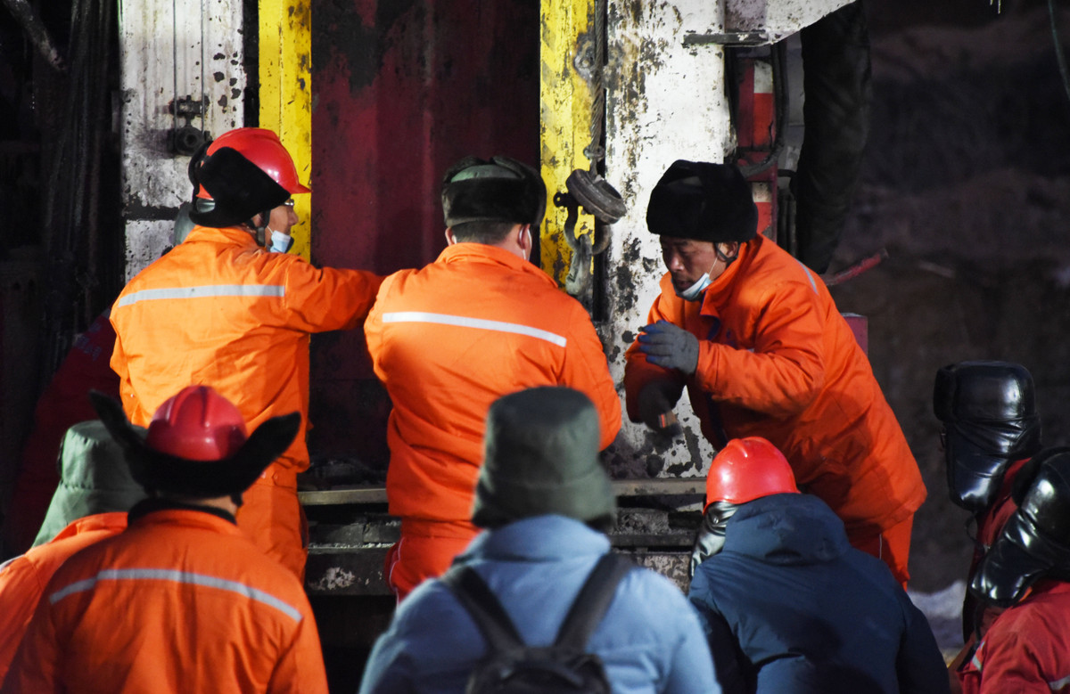 Những người còn sống cho biết khu vực họ bị kẹt xung quanh có lượng lớn nước ngầm bao quanh, nhiều người khác bị kẹt bên dưới hầm vẫn chưa xác định được vị trí và tình trạng cụ thể.