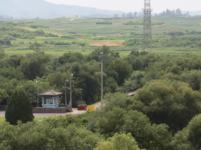 Cây cầu "Một đi không trở lại" được nối giữa hai miền từng là nơi trao trả tù binh sau cuộc chiến tranh đẫm máu giữa hai miền Triều Tiên.