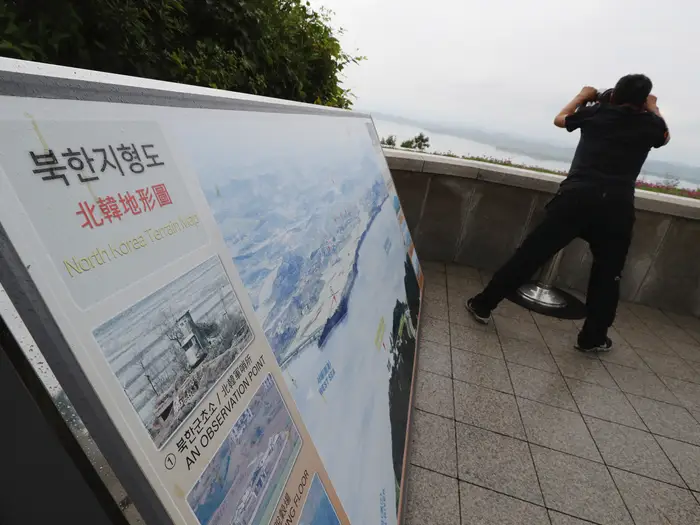 Thậm chí ở phía Nam giới tuyến này, Hàn Quốc còn cho đón khách du lịch, để họ có thể tận mắt chứng kiến cảnh vật và cuộc sống bên kia biên giới.