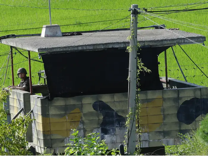 Một trạm gác của Triều Tiên trong tầm quan sát của tháp canh từ Hàn Quốc.