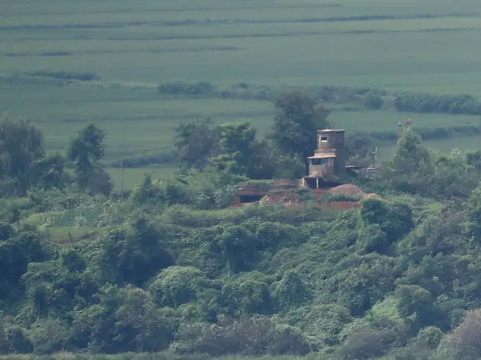 Những công trình cũ từng được sử dụng trong thời gian hai quốc gia xảy ra chiến tranh tới nay vẫn còn tồn tại.