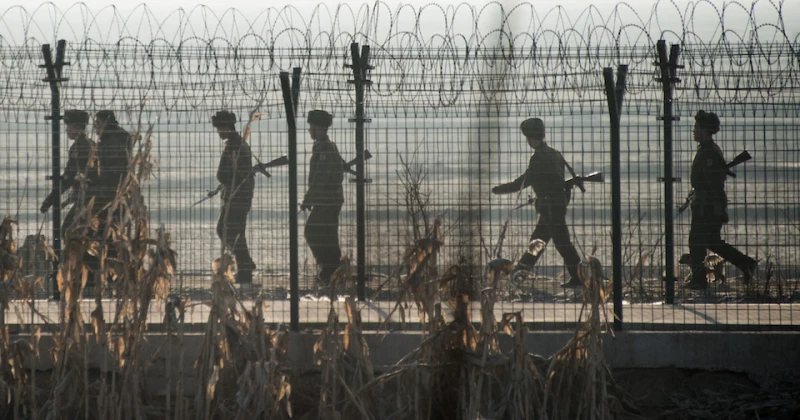 Trong khi Triều Tiên thường xuyên duy trì một số lượng lớn quân đội được vũ trang tận răng tại khu vực này, Hàn Quốc lại ứng dụng nhiều công nghệ cao vào việc canh gác khu vực biên giới.