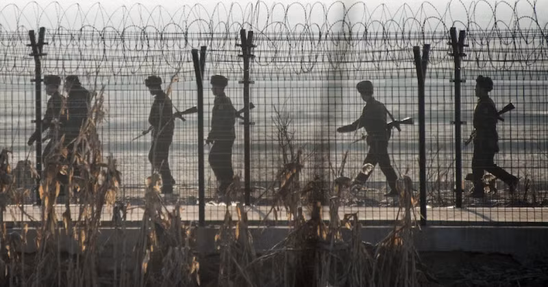 Trong khi Triều Tiên thường xuyên duy trì một số lượng lớn quân đội được vũ trang tận răng tại khu vực này, Hàn Quốc lại ứng dụng nhiều công nghệ cao vào việc canh gác khu vực biên giới.