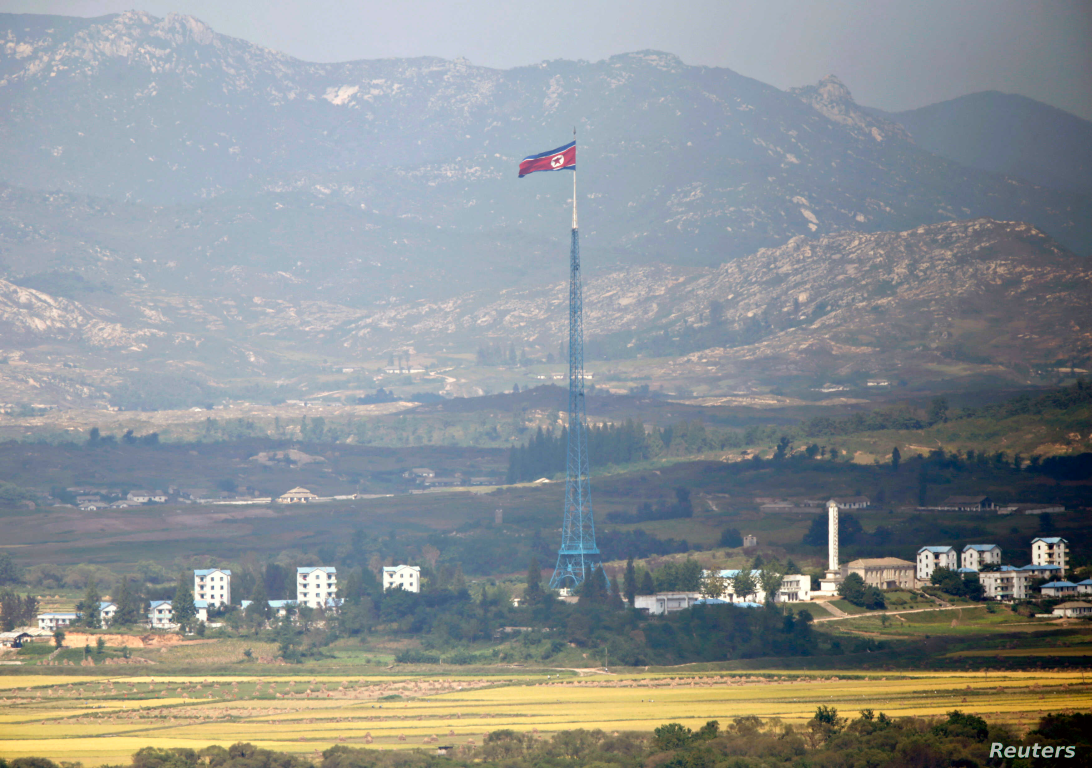 Dọc theo giới tuyến DMZ, cả Hàn Quốc lẫn Triều Tiên đều cho xây dựng rất nhiều nhà cao tầng và tháp canh, để có thể quan sát kỹ hoạt động của phía đối diện.