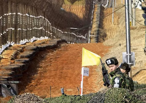  Ranh giới DMZ hay còn biết tới với cái tên Khu phi quân sự Bán đảo Triều Tiên, thực chất lại là nơi có sự canh gác cẩn mật nhất thế giới, suốt kể từ khi nó ra đời vào năm 1953 cho tới nay.