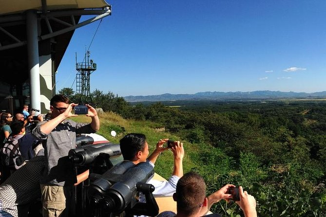 Một trong số đó là các hệ thống tháp canh với súng máy tự động, hệ thống súng máy do Samsung chế tạo có khả năng phân biệt người và vật nuôi, để đưa ra cảnh báo trước khi khai hỏa vào bất cứ thứ gì muốn vượt qua đường biên giới.