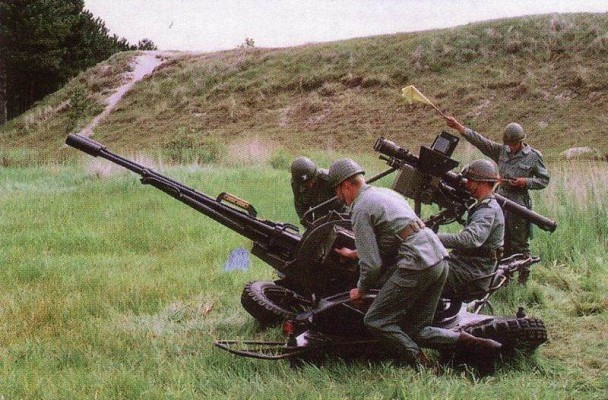 Ngoài ra, việc tăng khả năng cơ động cho ZU-23-2 còn giúp kíp chiến đấu có thể phản ứng kịp thời với những thay đổi trên chiến trường, di chuyển trận địa hoặc đổi hướng phòng thủ một cách hiệu quả.