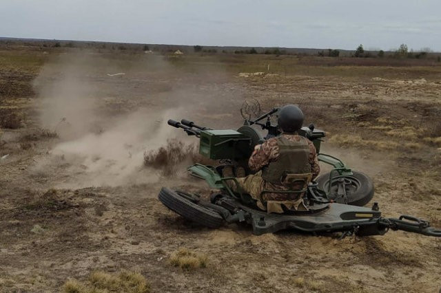 Hai thùng đạn dành riêng cho hai nòng pháo được đặt ở hai bên và được nạp qua băng tải. Mỗi thùng đạn nguyên bản có 50 viên đạn, tốc độ bắn lý thuyết của khẩu pháo này lên tới 2000 viên/phút/nòng.