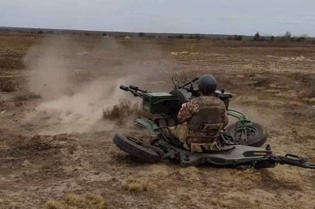 Hai thùng đạn dành riêng cho hai nòng pháo được đặt ở hai bên và được nạp qua băng tải. Mỗi thùng đạn nguyên bản có 50 viên đạn, tốc độ bắn lý thuyết của khẩu pháo này lên tới 2000 viên/phút/nòng.