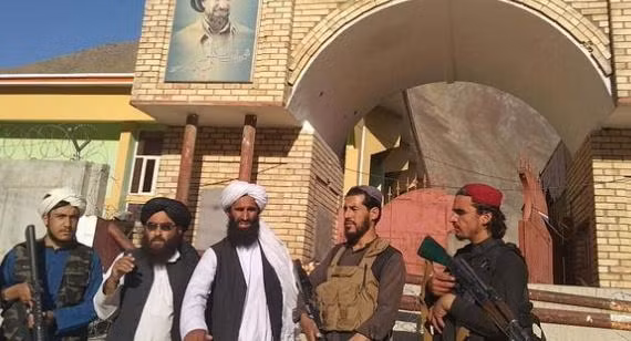 Trong khi đó, Taliban dường như ngày càng phải căng mình ra đối phó với những nguy cơ bùng nổ xung đột với nước láng giềng Tajikistan.